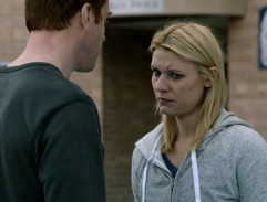 Carrie odchází z policejní stanice