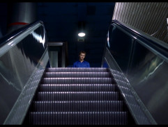 Sebastian čeká na Annette u vlaku