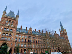 Harry a Ron letí autem do Bradavic