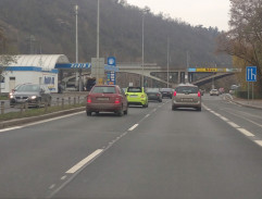 Záber na most a benzinku