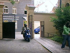 Vjezd na školní dvůr