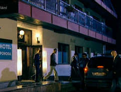 Před hotelem Pohoda