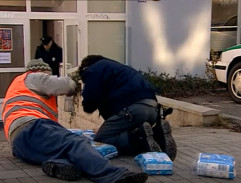 Před policejní stanicí