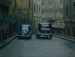 Ponurá ulice se zábradlími