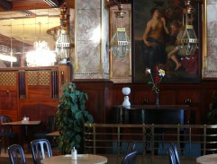 Číšník v kavárně