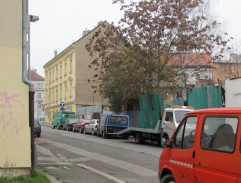 Proluka v ulici, v níž bydlí Vilda Jakub