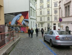 Ponurá ulice se zábradlími