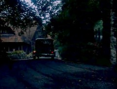 Kriminalisté přijíždějí k vile Emy Gabrielové