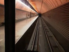 příjezd do stanice metra