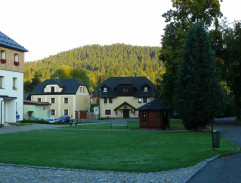 Před zdravotním střediskem