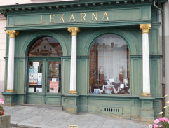 V autě před lékárnou