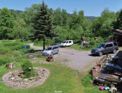 Před sklářským muzeem