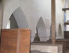 Interiér hřbitovního kostela