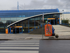 zasazení kytky u stanice metra