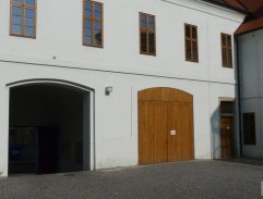 parkovisko pred redakciou Prostoru