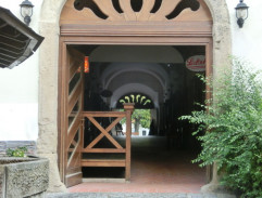 vchod do terasu reštaurácie