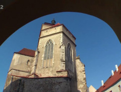 Pohled zámeckou branou na kostel