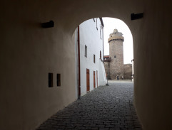 Průjezd branou na nádvoří