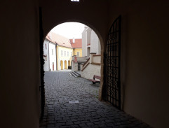 Pohled branou na první nádvoří hradu