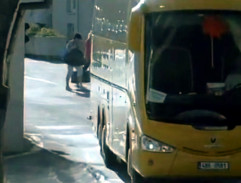 Autobus pod viaduktem