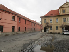 Auto na silnici před průchodem