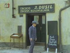 Pan rada před obchodem