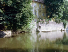 Východ z domu k řece