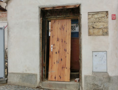 Pan rada před obchodem