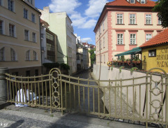 6. V tom starém domě