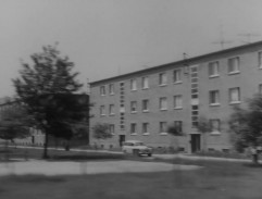 Domy podél silnice 2