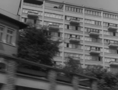 Domy podél silnice 4