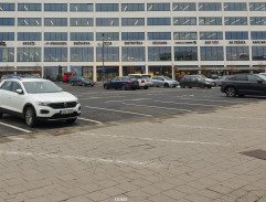 Domy podél silnice 5