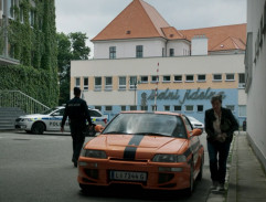 Před budovou kriminálky