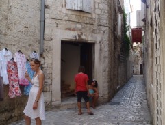 Gomez prochází uličkou