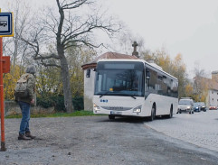 Autobus na zastávce