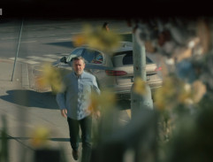 Před květinářstvím