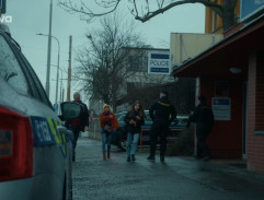 Před policejní stanicí