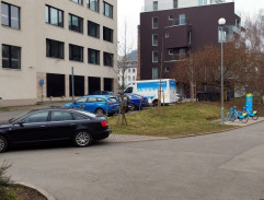 Před bytem Kováče