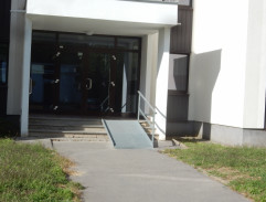 Před domem sestry podezřelé