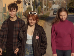 Kamarádi jdou podél silnice