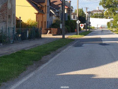 Kamarádi jdou podél silnice