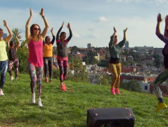 25. Muži na kolenou