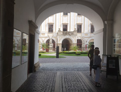 nádvorie zámku kráľa Leopolda 2