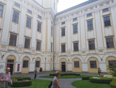 nádvorie zámku kráľa Leopolda