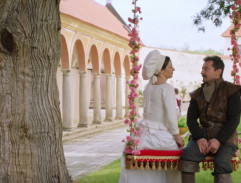 Houpačka v zámecké zahradě