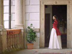 Královna Julie ve dveřích