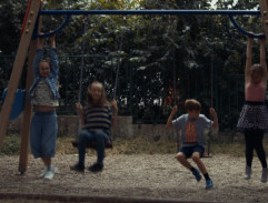 Děti se houpají na houpačkách