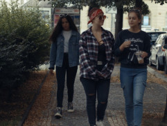 Dospělá Margo jde po chodníku