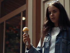 Dospělá Margo vychází z cukrárny