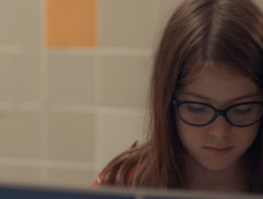 Malá Margo před zrcadlem